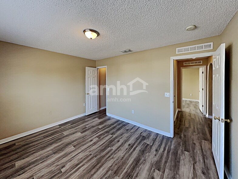 Building Photo - 3122 Rogers Ave