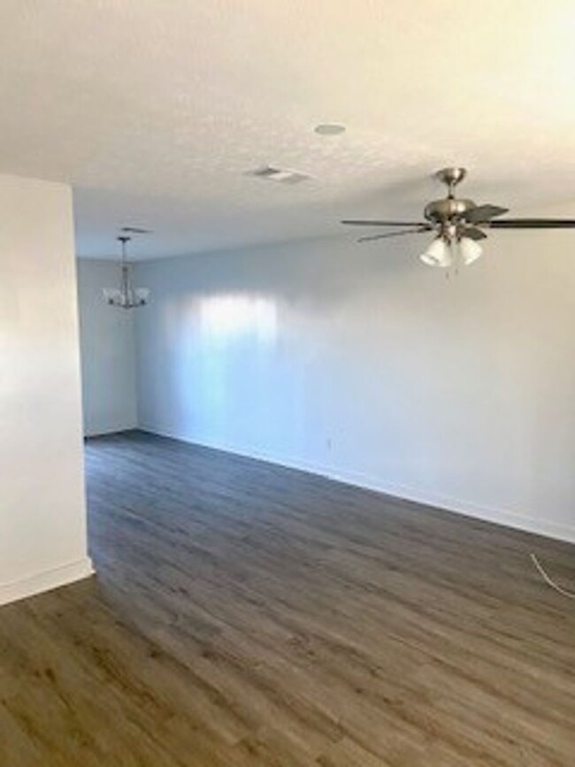Building Photo - Very cute 2 bedroom 1 1/2 bath town-home c...