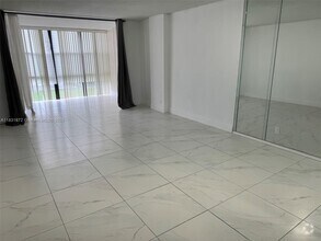 Building Photo - 800 Parkview Dr