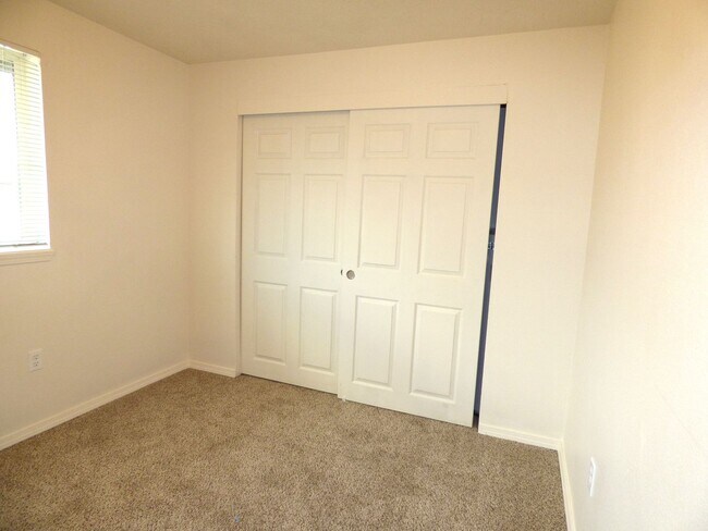 Building Photo - Rent Special: FREE September's Rent!! Second Floor 3 Bedroom apartment