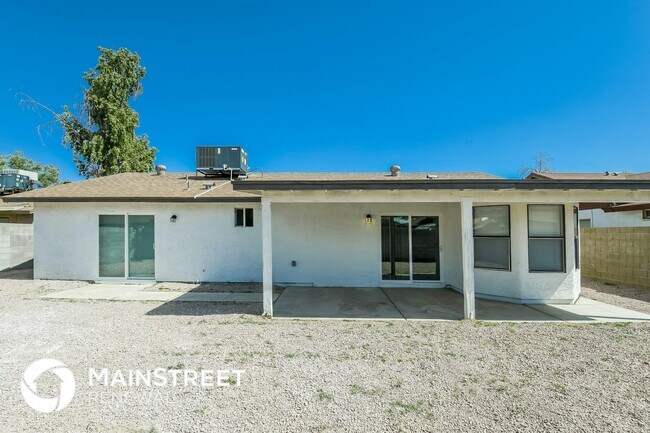 Building Photo - 5643 W Sunnyside Dr