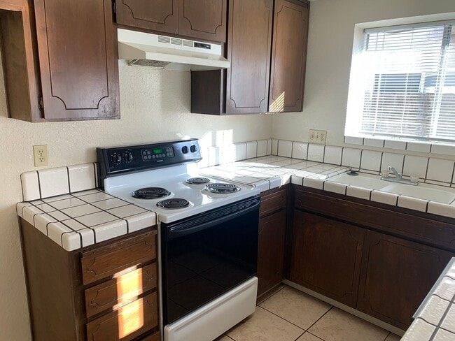 Building Photo - MON390