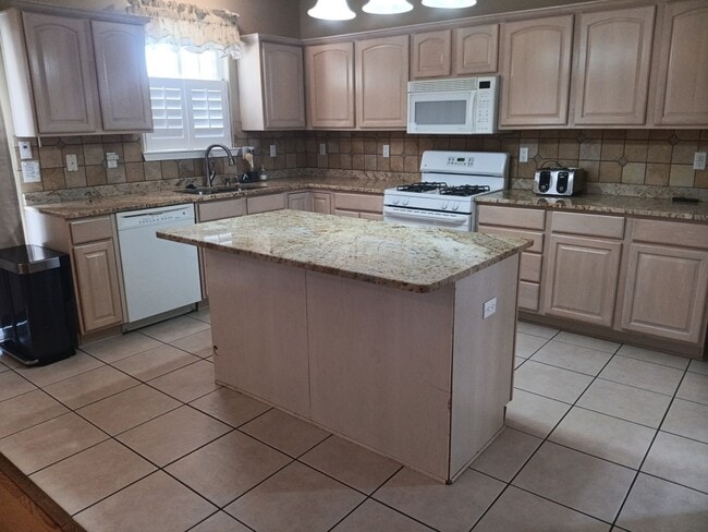 Building Photo - 5 bedrooms, 3 Bath House! Located On NE Si...