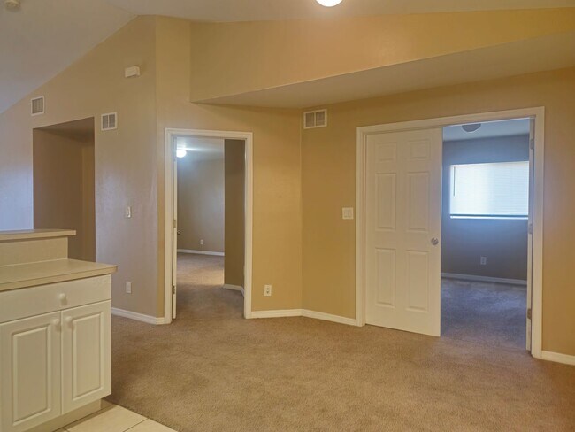 Building Photo - Nice 2 Bed plus a Den!, 2 Bath with a 1 Car Garage.