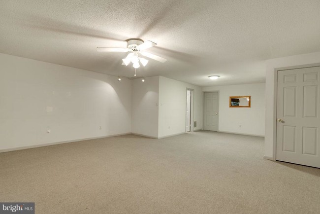 Building Photo - 7608 Southern Oak Dr