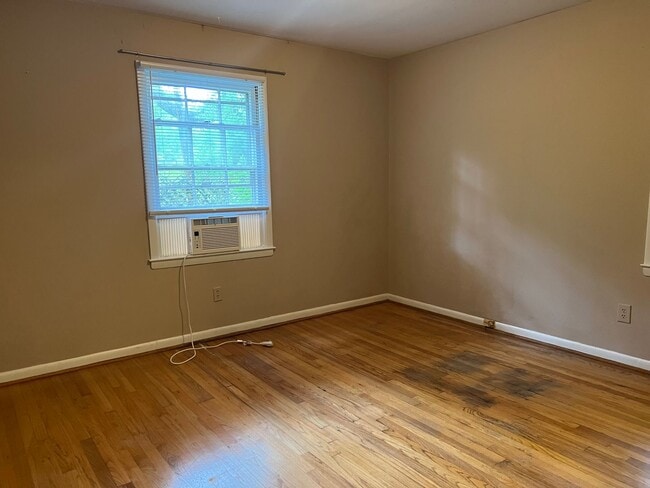 Building Photo - 2 Bedroom | 1 Bath Townhouse near Cameron ...