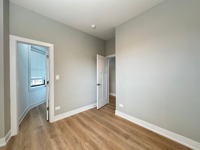 Building Photo - 419 W Belden Ave