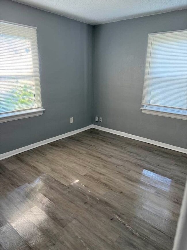 Building Photo - Move in ready