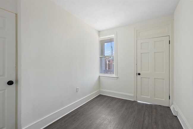 Building Photo - Bright 2 Bedroom, 1 Bath Home in Harrisburg, Pa!