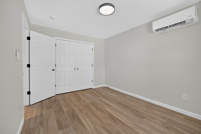 Building Photo - 908 1/2 Jewett St