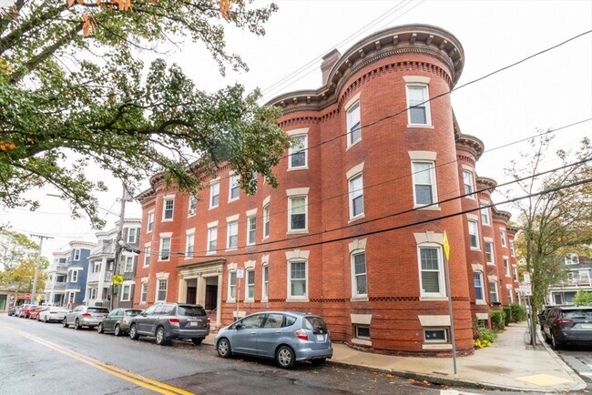 Building Photo - 12 Pond St