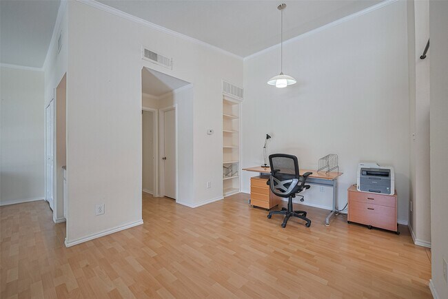 Building Photo - 2425 Augusta Dr