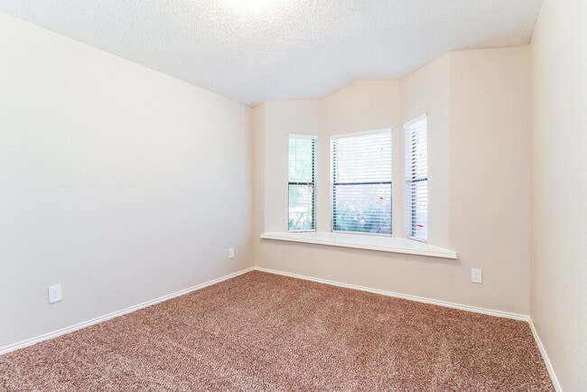 Building Photo - 1366 Chinaberry Dr