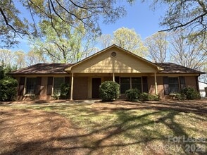 Building Photo - 906 McLaughlin Dr