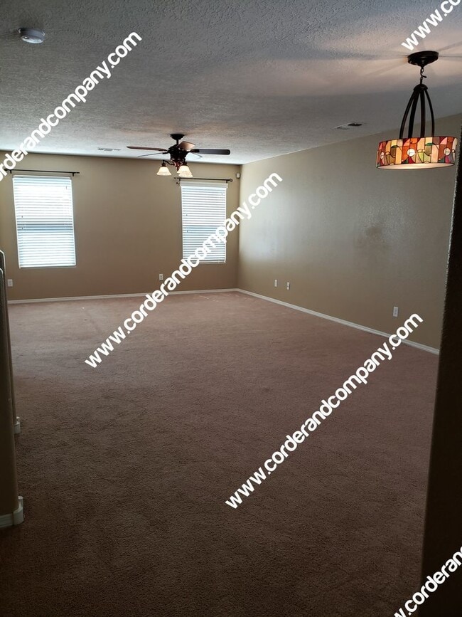 Building Photo - Gorgeous & Large 3 Bedroom, 2.5 Bathroom, ...