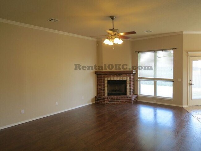 Building Photo - Moore 3/2 bed plus office and a storm shel...