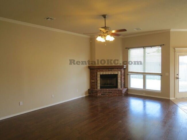 Building Photo - Moore 3/2 bed plus office and a storm shelter! Great schools, great access!