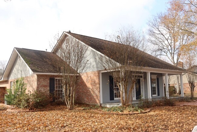 Building Photo - Large Single Family Home in Great Neighborhood