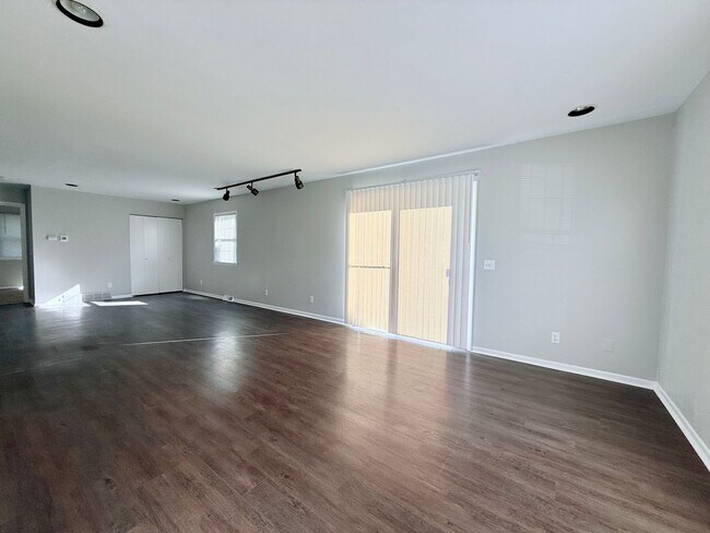 Building Photo - 276 Fairway Ct