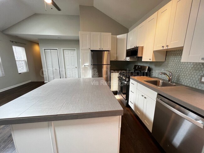 Building Photo - 819 N May St