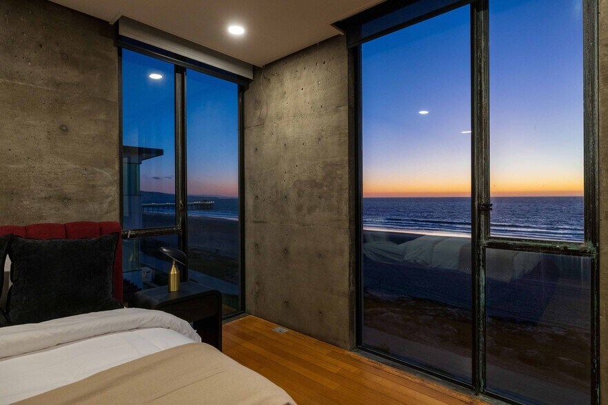 Building Photo - 1812 The Strand