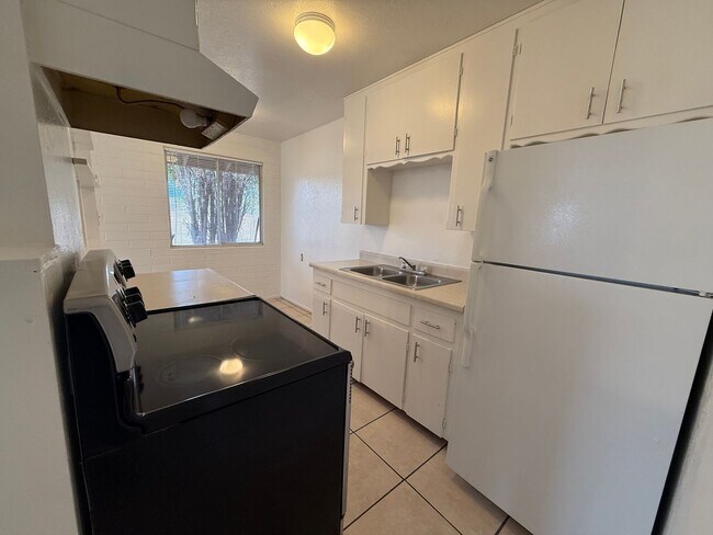 Building Photo - Price Reduced!! 2 bed 1 Bath - Contact Property Pros