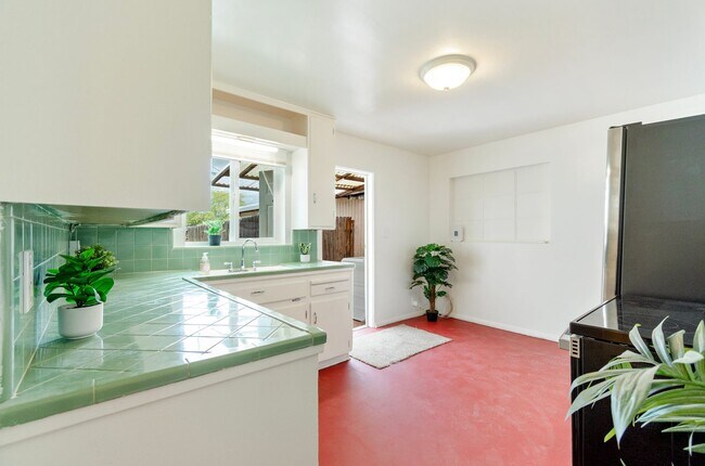 Building Photo - Recently Remodeled Gem! Steps Away from U of A Main Campus!