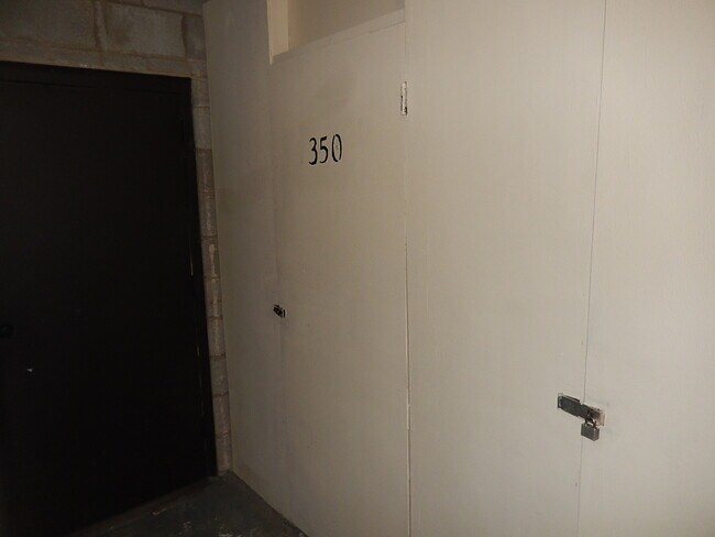 Building Photo - 120 Lakeview Dr