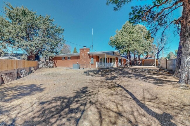 Building Photo - For Rent| 3 bedrooms 2 bathrooms| NE Abq | Private Yard | Fireplace | Available 03/23/2026!