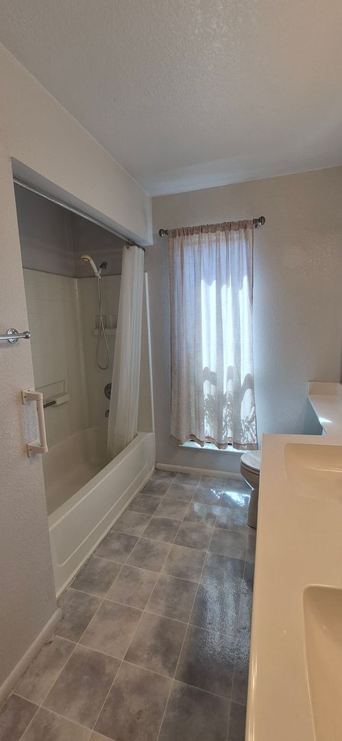 Building Photo - 642 Silvertop Way