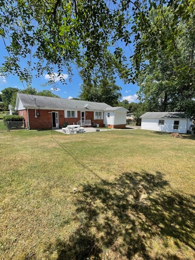 Building Photo - Maryville 37804 - 3 bedroom, 2 bath ranch home - Contact Debra Johnson (865) 591-8281