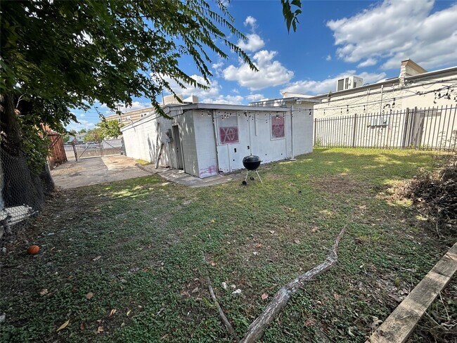 Building Photo - 1804 N Main St