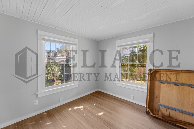 Building Photo - 3325 Victor Pl