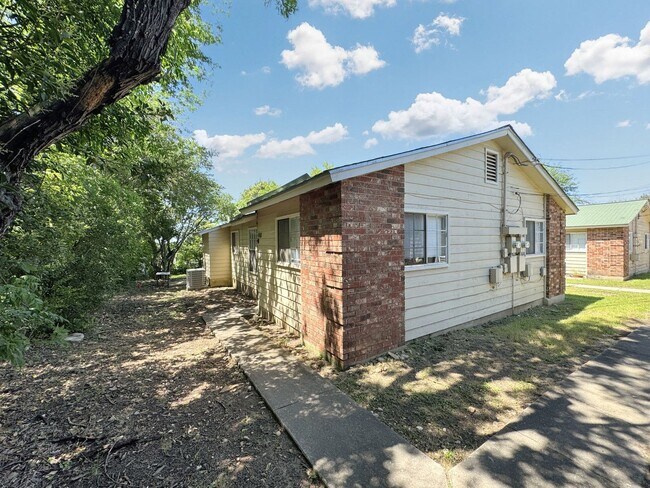 Building Photo - Sunshine Estates Completely Renovated Apar...