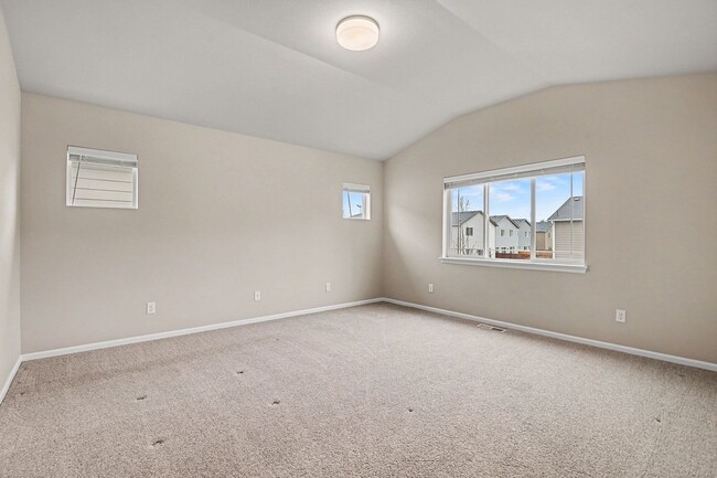 Building Photo - 4 bed 2.5 bath spacious home available for move in NOW