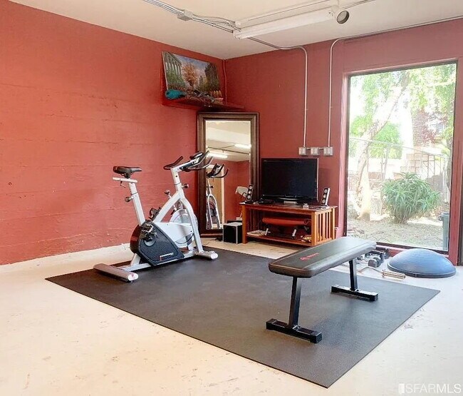 Building Photo - "Charming 1-Bedroom Haven in the Heart of San Francisco – 736 Sq Ft of Urban Comfort!"