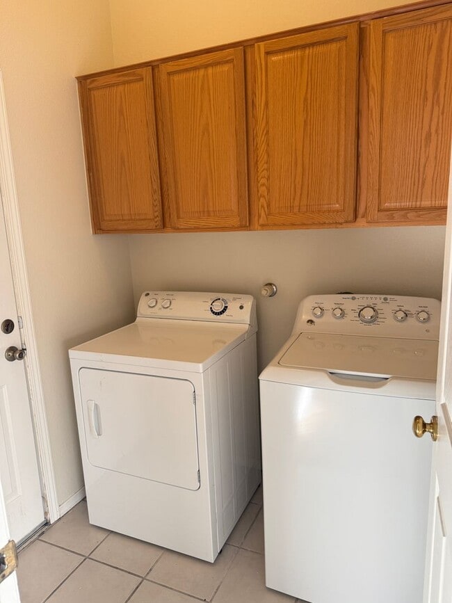 Building Photo - Great 3 Bedroom 2 Bath home with appliance...