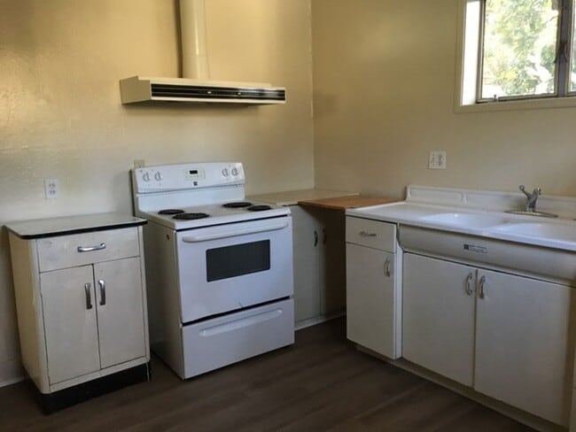 Building Photo - 647 D St