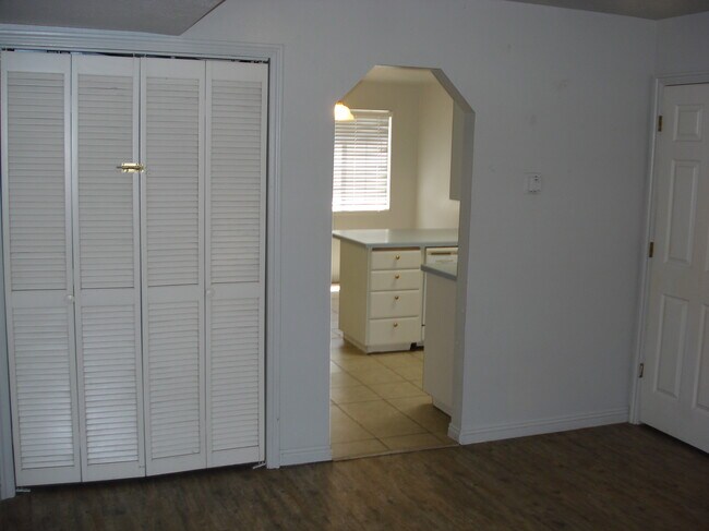 Building Photo - 60 E 200 N