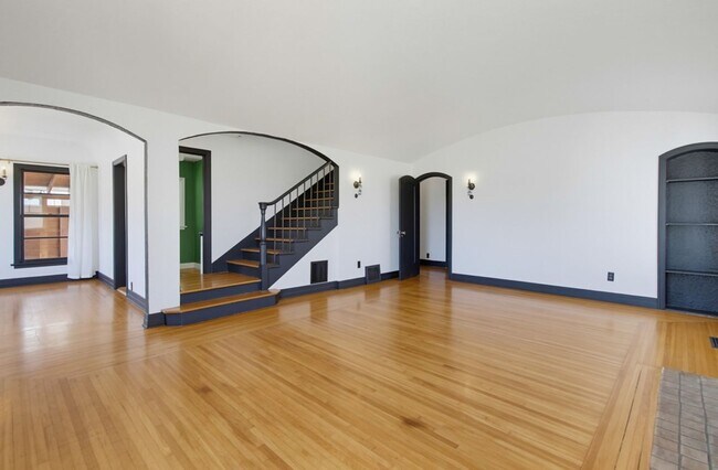 Building Photo - Historic Charm Meets Modern Living – Stunning 5 Bedroom Home on Iconic Myrtle Avenue