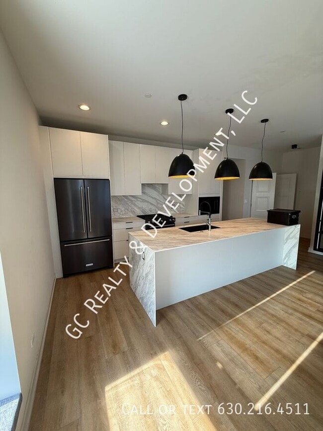 Building Photo - 3202 N Kildare Ave