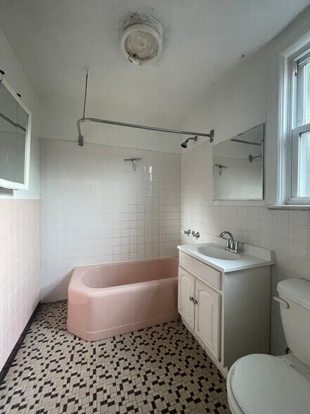 Building Photo - 5758 Mosholu Ave
