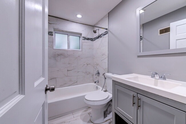 Building Photo - 212 Lakeside Dr