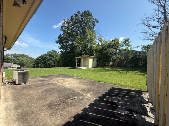 Building Photo - 1121 Woodside Dr