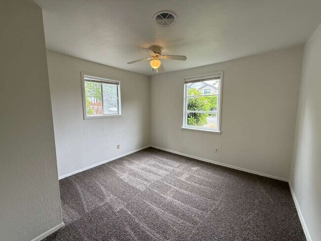 Building Photo - 3 Bedroom 1 Bathroom Greenwood Home!