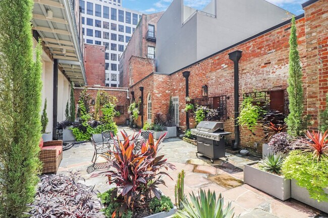 Building Photo - 822 Perdido St