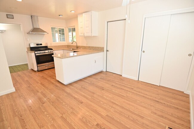 Building Photo - 5659 Lathrop Dr