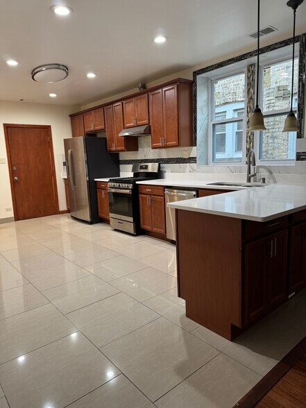 Building Photo - 6140 N Mozart St