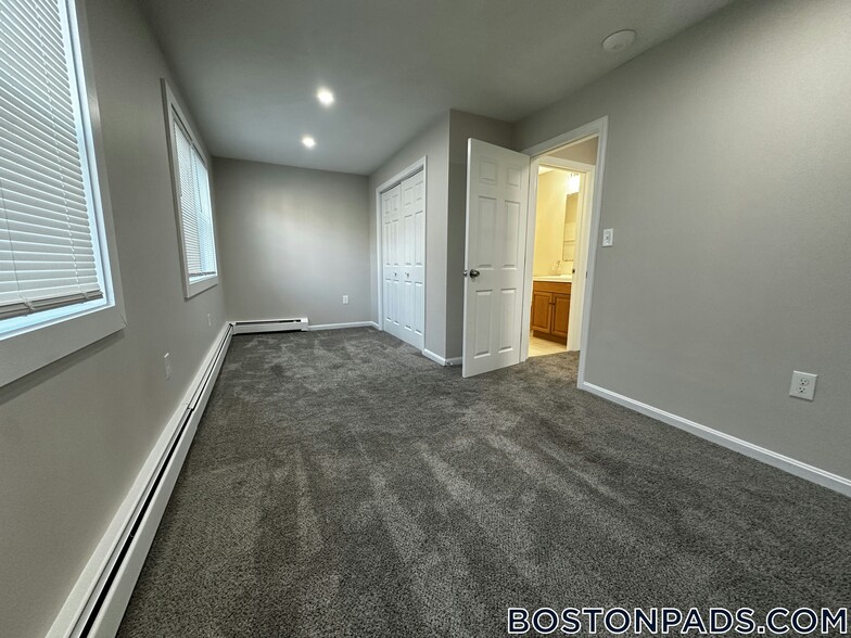 Building Photo - 15 Kenmar Dr