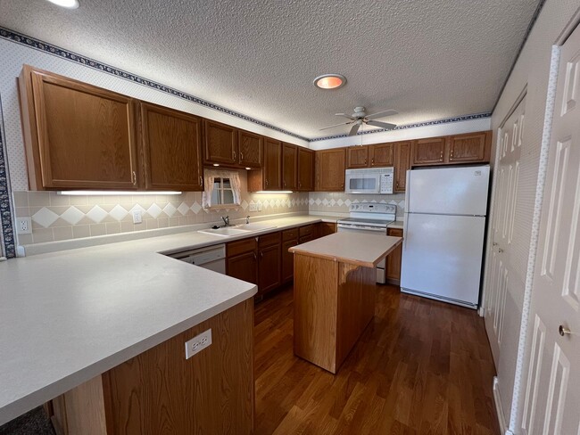 Building Photo - Beautiful 2-bedroom, 2-bathroom Townhome!
